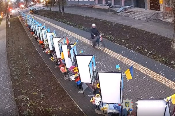 Хотів лишити собі як сувенір: На Черкащині поліція розшукала пенсіонера, який поцупив стяги з Алеї Героїв