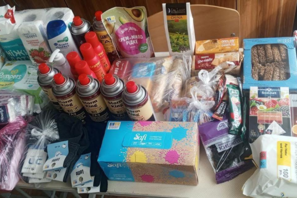 Уманські школярі зібрали 16 великодніх посилок для військових і передали допомогу на фронт