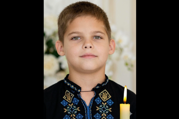 У Черкасах попрощаються з 8-річним хлопчиком, який загинув через атаку дронів