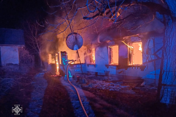 На Уманщині спалахнув будинок: Частина оселі згоріла, господар у лікарні