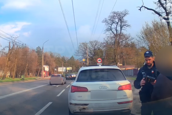 У Черкасах нетвереза водійка Audi влаштувала погоню вулицями міста від поліції та протаранила бордюр