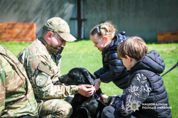 У Черкасах дітям загиблих поліцейських провели зустріч з цуценятами: Як каністерапія допомагає пережити втрату