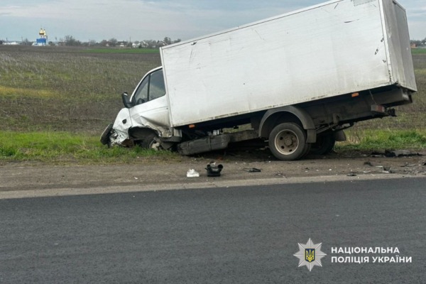 На трасі під Черкасами в автотрощу потрапили два авто: Обидва водії у лікарні (ФОТО)