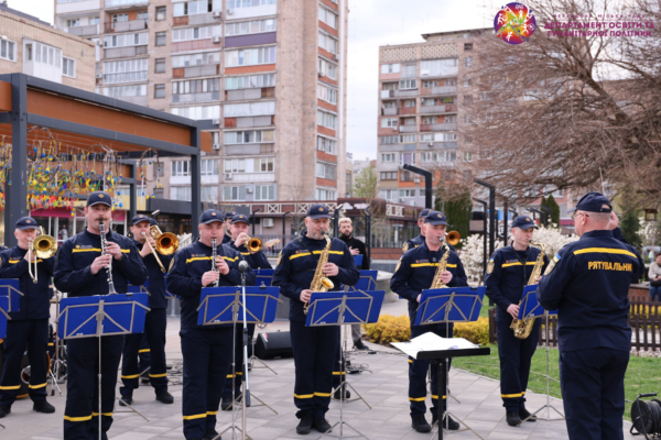 У Черкасах нагородили митців і влаштували концерт оркестру ДСНС просто неба (ФОТО)