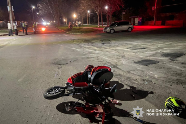 На Черкащині 12-річна дівчинка на електроскутері зіткнулася з легковиком і потрапила до реанімації