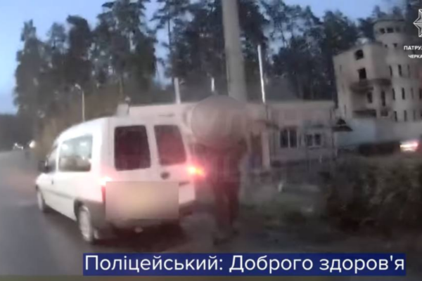На Черкащині п’яний водій пропонував патрульним хабар, після чого кинув 100$ правоохоронцям в авто: Чоловіка затримали