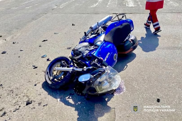 У Черкасах на нерегульованому перехресті збили мотоцикл — двоє травмованих, серед них дитина