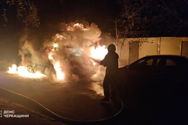 У Черкасах вогонь охопив мікроавтобус: Причиною стала несправність електрики