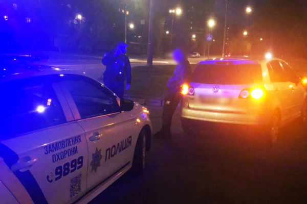 Алкогольне сп’яніння, пошкоджене колесо та вимкнені фари: У Черкасах зупинили небезпечного водія