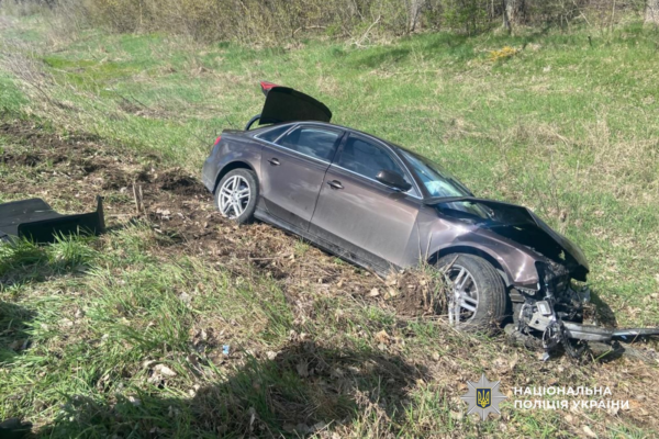 На Черкащині Audi виїхала на зустрічну смугу та спричинила ДТП з трьома постраждалими (ФОТО)