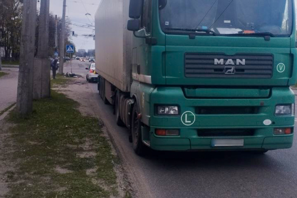 У Черкасах велосипедистка потрапила під вантажівку: Її госпіталізували з тяжкими травмами