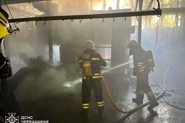 У Черкасах через несправність техніки спалахнула пожежа у виробничій будівлі
