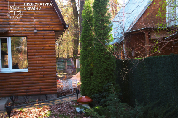 Без дозволів і на рекреаційній землі: У Свидівку поблизу Черкас через суд вимагають знести незаконні будинки