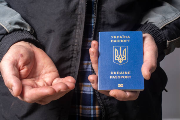 У Каневі чоловік знайшов чужий паспорт, вклеїв своє фото і намагався пройти з ним перевірку на блокпості