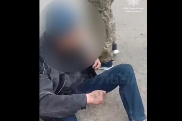 Черкаський поліцейський під час відрядження у Дніпрі зупинив чоловіка, який погрожував підірвати гранату