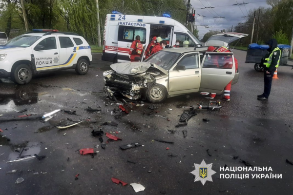 У Черкасах на регульованому перехресті не розминулися авто, двох людей забрала швидка (ФОТО)