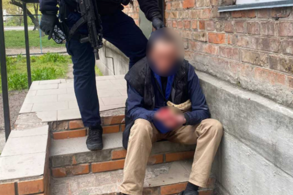 У Черкасах затримали 36-річного хулігана, який вибив вікно у лікарні та спробував втекти