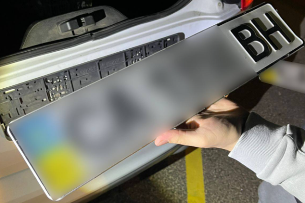 У Черкасах патрульні зупинили два авто, які їздили з «чужими» номерами — водіїв оштрафували