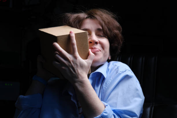 “Дуже любила і була готова на все”: У Черкасах жінка чотири рази намагалася передати метадон у СІЗО, ховаючи його у пачці соку, випічці та серветках