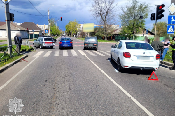 Потрійна автотроща в Черкасах: Водій не встиг загальмувати і в’їхав у два авто (ФОТО)