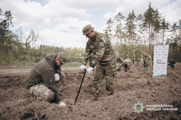Поліцейські, які воюють на фронті, висадили ліс на Черкащині під час ротації (ФОТО)