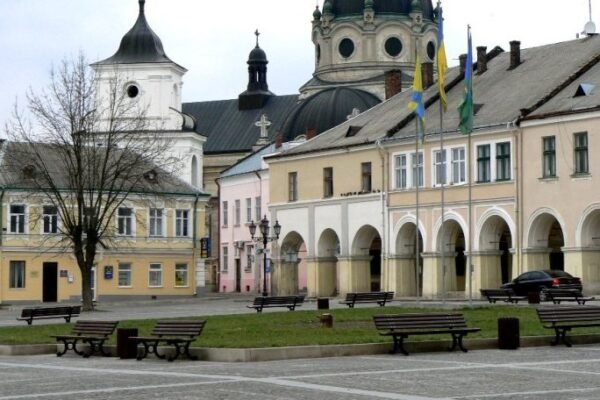 Після ворожої атаки у Жовкві на Львівщині майже добу нема світла: Коли планують повернути електрику
