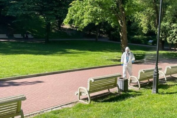 Львівські парки оброблятимуть від кліщів: Графік проведення