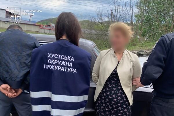 На Закарпатті судитимуть матір, яка за тисячу доларів продала власних дітей для жебракування