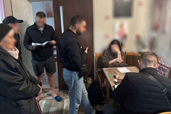 У Львові затримали двох сестер, які в центрі міста організували місце розпусти: Серед працівниць була неповнолітня