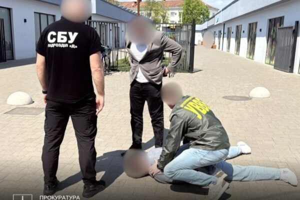 На Закарпатті викрили двох прикордонників, які брали хабарі за пропуск військовозобов’язаних у прикордонну зону