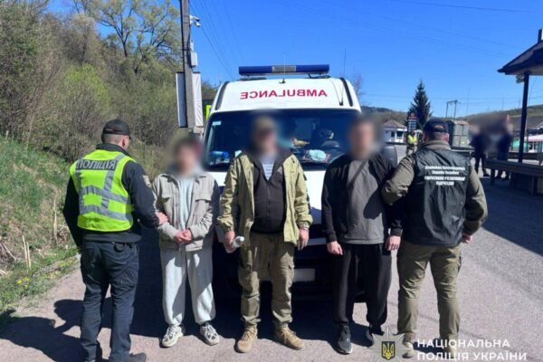 «Швидка» з ухилянтами: На Закарпатті викрили схему втечі чоловіків за кордон, замасковану під медевакуацію
