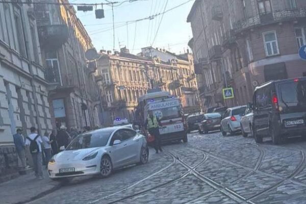 У Львові водійці трамвая стало погано за кермом: Трамвай пошкодив кілька автівок, є постраждалі