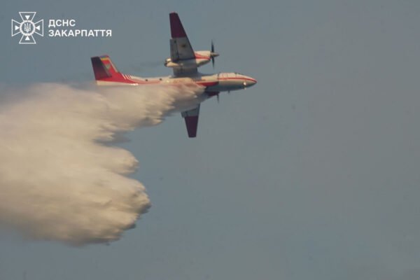 На Закарпатті – масштабна пожежа: Палає 75 га лісу, до гасіння залучена авіація (ФОТО)
