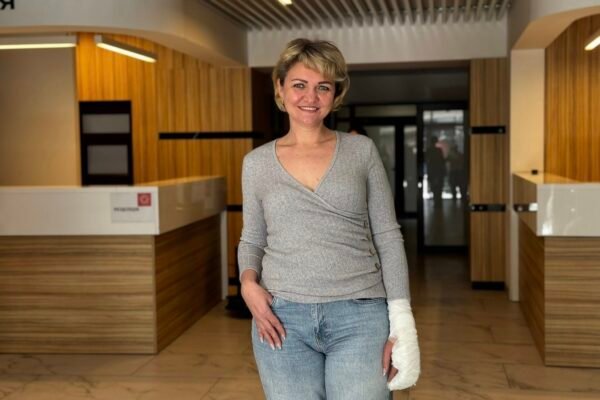 Директорка львівського ліцею ледь не втратила пальці під час катання на зіплайні на Кіпрі