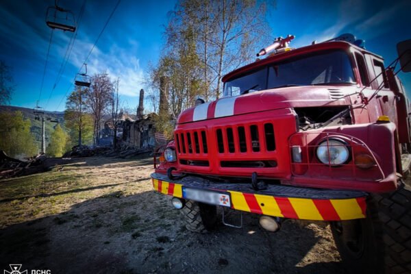 У курортному селі на Закарпатті спалахнула масштабна пожежа: Вогонь знищив готель і сусідню будівлю (ФОТО)