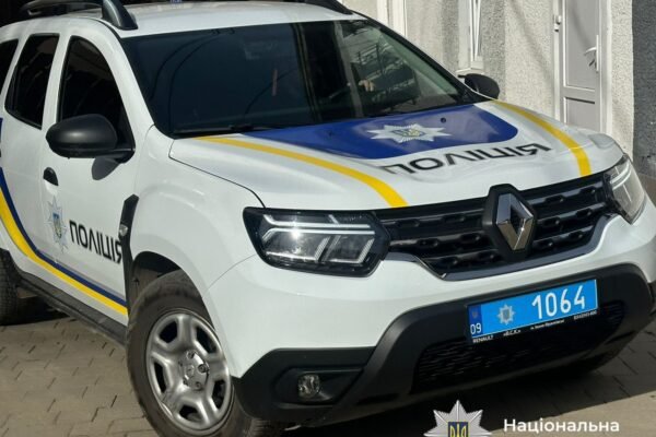 В Івано-Франківську двоє чоловіків вирвали плакати з рук учасниць акції протесту: Поліція відреагувала