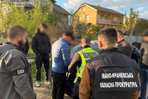 Обіцяв «імунітет» від перевірок податкової та штрафів: На Прикарпатті на хабарі викрили посадовця ЦНАПу