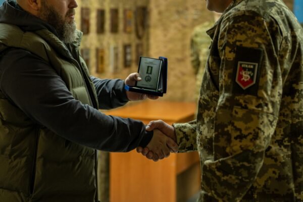 Луганська ОВА відзначила захисників кордону бригади “Помста” та передала партію необхідного обладнання