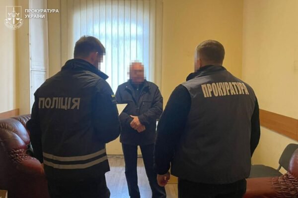 У Львові затримали посадовця залізничного вокзалу за вимагання поборів з працівників