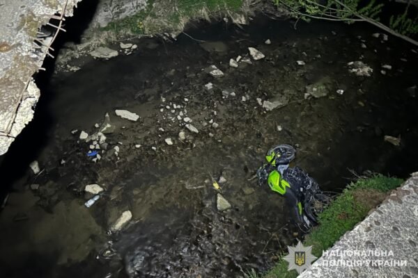 На Львівщині 17-річний підліток за кермом мотоцикла впав у річку – його госпіталізували