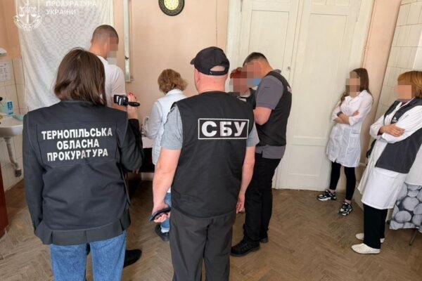 Фіктивний туберкульоз і незаконний виїзд за кордон: У Тернополі викрили лікарку зі спільниками