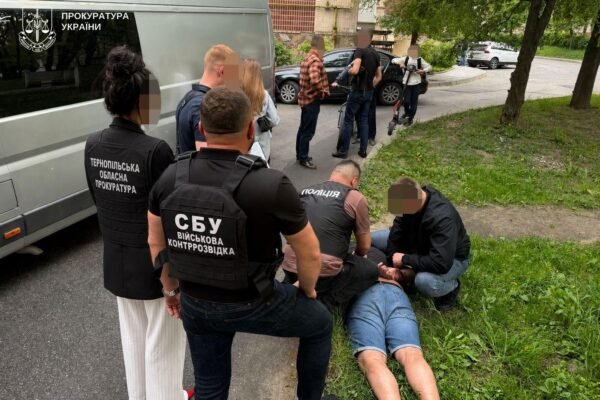 У Тернополі викрили 26-річного чоловіка, який за 7 тис. дол. обіцяв знайомому працевлаштування з «бронню»