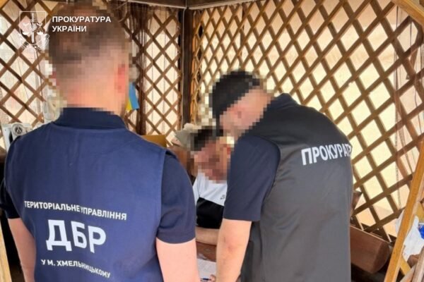 Начальнику одного з відділів ДМС Хмельниччини повідомили про підозру через незадекларовані 13,7 млн грн