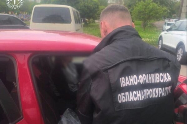 3 тис. дол. за «списання» півмільйонного боргу по аліментах: На Прикарпатті затримали держвиконавицю