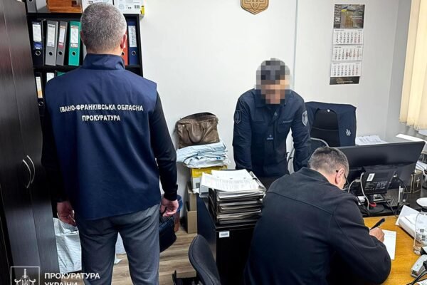 5 тис. дол. за «невтручання» у бізнес: На Прикарпатті затримали керівника слідчого відділу поліції