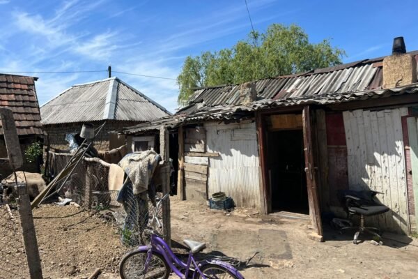 Ніколи не ходили до школи і не бачили лікаря: На Закарпатті виявили багатодітну сім’ю у критичному становищі