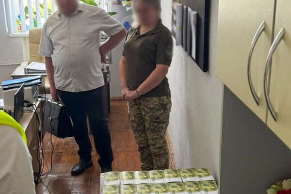 На Хмельниччині викрили військовослужбовицю та її спільника, що “торгували” посадами у тилових частинах
