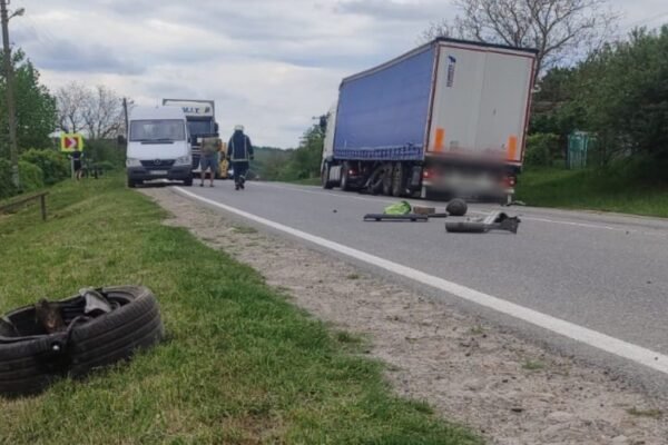На Прикарпатті легковик врізався у вантажівку: 33-річна жінка загинула, а дворічна дитина отримала травми
