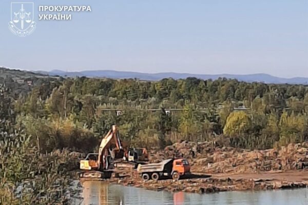 Через загрозу для екосистеми річки прокуратура на Прикарпатті вимагає зупинити роботу кар’єра