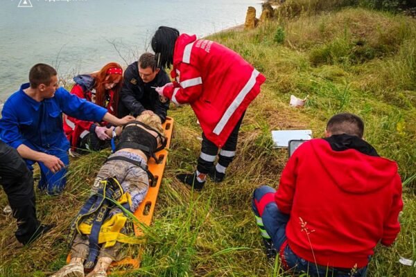 На Одещині медики реанімували дівчину, яка впала з обриву